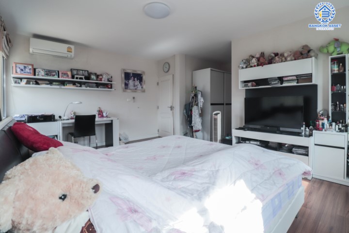 *****บ้านมือสองโซนนนทบุรี ม.มัณฑนา ปิ่นเกล้า-พระราม5 แบรนด์ดังจาก L&H สุดปัง ! บ้านหันทิศตะวันตกเฉียงใต้ บรรยากาศเงียบเป็นส่วนตัว หน้าบ้านไม่ชนใคร บนเนื้อที่ 61 ตร.ว. ฟังก์ชัน 3 ห้องนอน 3 ห้องน้ำ 2 ที่จอดรถ แถมฟรี !!  แอร์ 5 เครื่อง และ เครื่องทำน้ำอุ่น 2 เครื่อง Facilities ครบครัน! บนทำเลเดินทางสะดวก หน้าโครงการติดถนนนครอินทร์ ใกล้วงเวียนพระราม5 และจุดขึ้นทางด่วน "ศรีรัช"